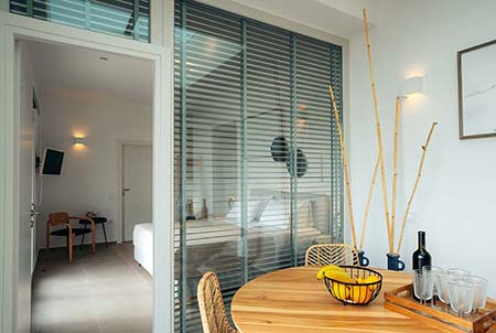 Τραπέζι φαγητού και υπνοδωμάτιο