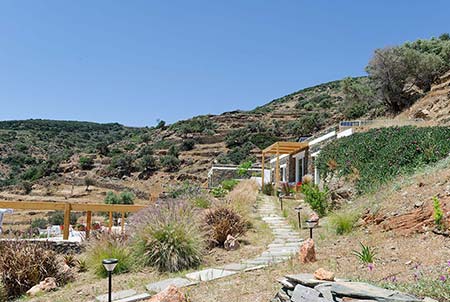 Διάδρομος προς την κατοικία Διψέλι στο Melianthos Villas στη Σίφνο