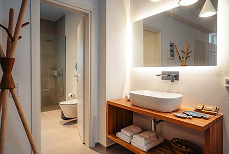 Μοντέρνο μπάνιο στην κατοικία Κηφήνας