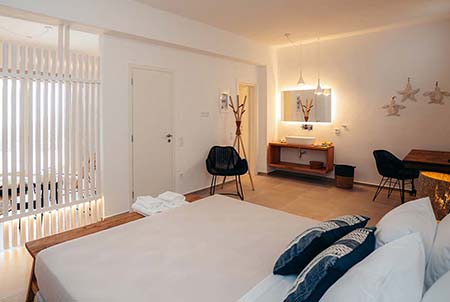 Ευρύχωρο υπνοδωμάτιο με διπλό κρεβάτι