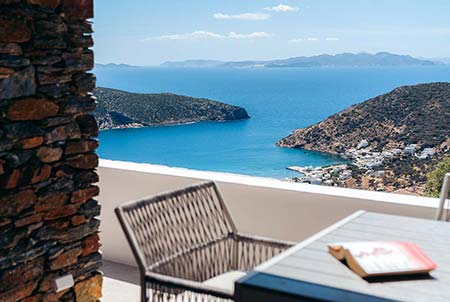 Βεράντα με θέα στη θάλασσα από την κατοικία Κυψέλη