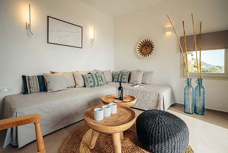 Ευρύχωρο καθιστικό στην κατοικία Κυψέλη