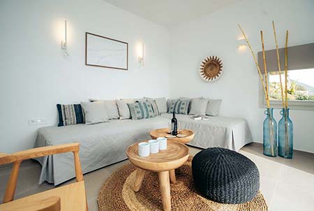 Ευρύχωρο καθιστικό στην κατοικία Κυψέλη