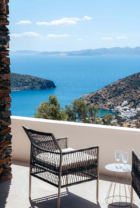 Βεράντα με θέα στη θάλασσα και στο Βαθύ