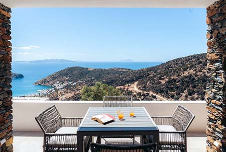 Βεράντα με θέα στη θάλασσα και στο Βαθύ