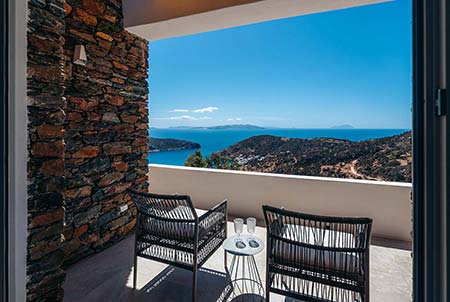 Βεράντα με θέα στη θάλασσα και στο Βαθύ