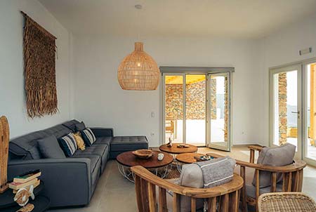 Ευρύχωρο καθιστικό στην κατοικία Σμάρι