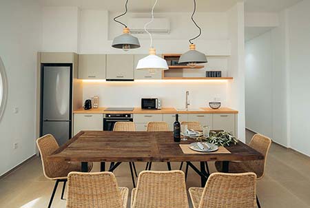 Κουζίνα και τραπέζι φαγητού