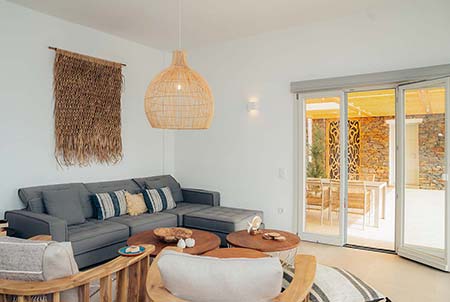 Ευρύχωρο καθιστικό στην κατοικία Σμάρι