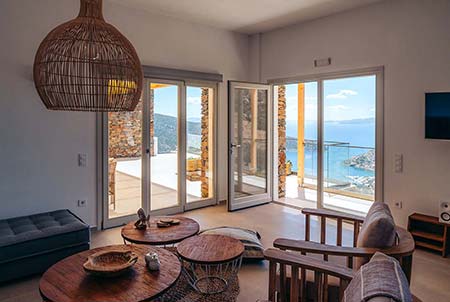 Ευρύχωρο καθιστικό στην κατοικία Σμάρι