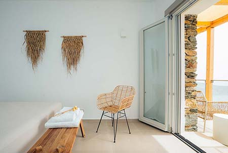 Υπνοδωμάτιο με διπλό κρεβάτι και θέα στη θάλασσα