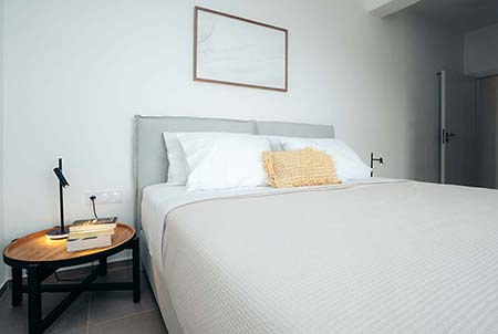 Υπνοδωμάτιο με διπλό κρεβάτι στην κατοικία Σμάρι