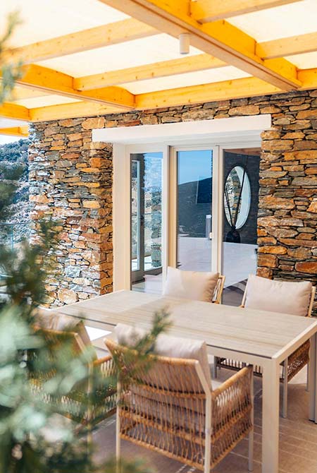 Τραπέζι φαγητού στη βεράντα