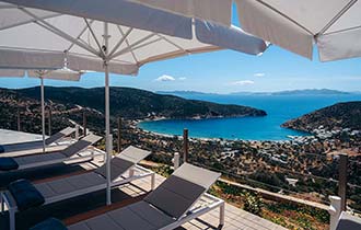 Ξαπλώστρες στο χώρο της πισίνας με θέα στο Βαθύ