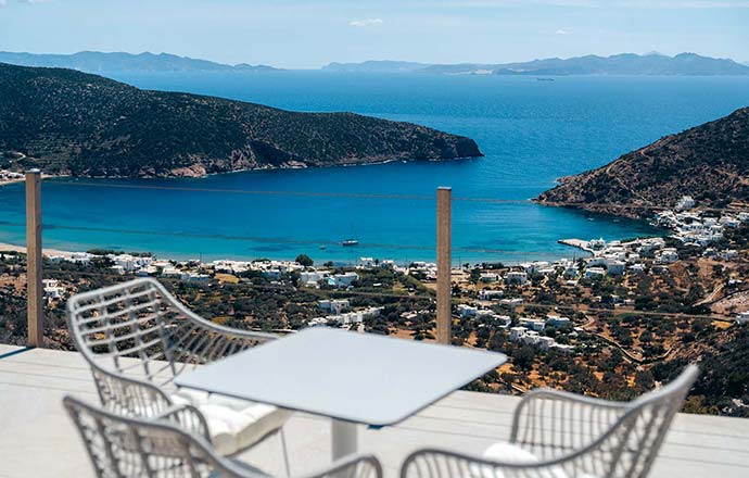 Θέα στον κόλπο του Βαθιού και στη θάλασσα