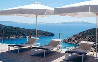 Ξαπλώστρες στο χώρο της πισίνας, στο Melianthos villas στη Σίφνο