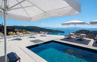 Ο χώρος της πισίνας