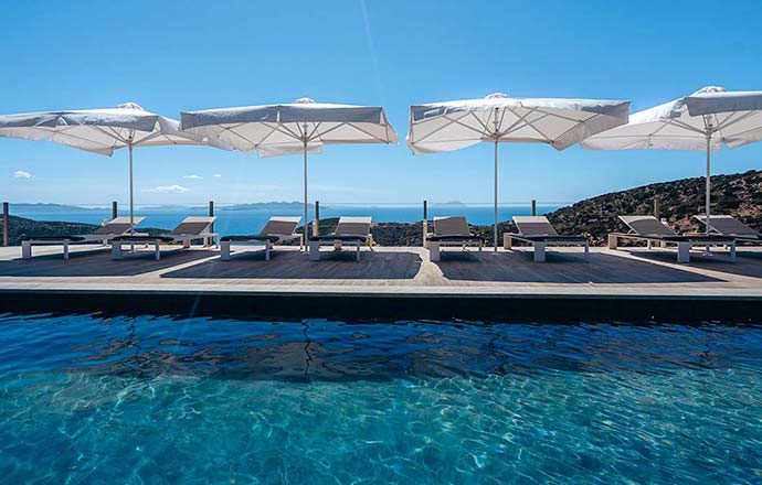 Ο χώρος της πισίνας