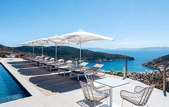 Πισίνα με θέα στη θάλασσα και στο Βαθύ