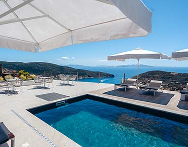 Η πισίνα στο Melianthos Villas στη Σίφνο