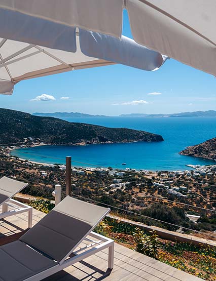 Εξωτερικοί χώροι του Melianthos Villas στη Σίφνο