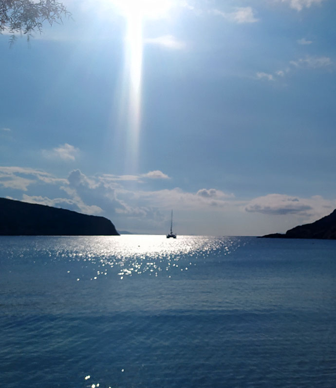 Ιστιοφόρο σκάφος στο Βαθύ της Σίφνου