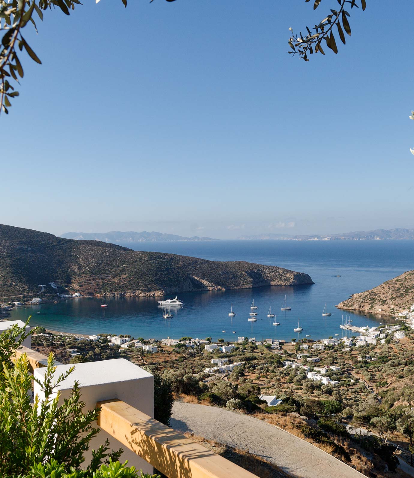 Θέα στο Βαθύ από το Melianthos Villas στη Σίφνο